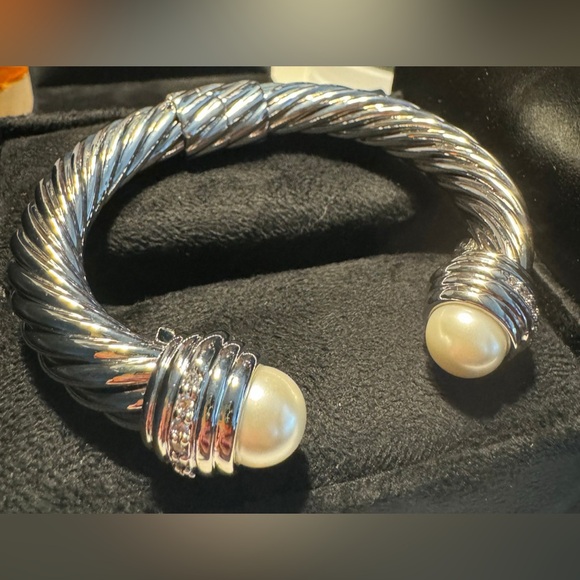 Silver cable bracelet with pearl like stone and diamond-like detail - Picture 3 of 6